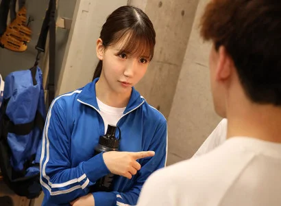 các hội viên nam trong câu lạc bộ bóng đá cùng quan hệ với cô gái xinh trong câu lạc bộ