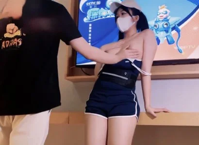 Cô nhân viên xinh đẹp bán TV và chàng khách hàng may mắn