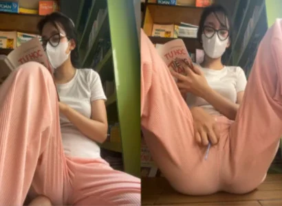 Bé vừa đọc sách vừa để sextoy trong lồn