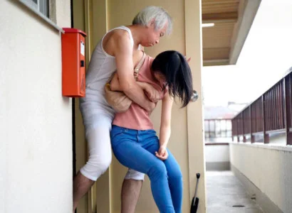 Cô gái mới cưới bị bố chồng già phang