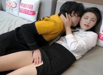 Cô thư ký phục vụ sếp kín đáo vì tiền