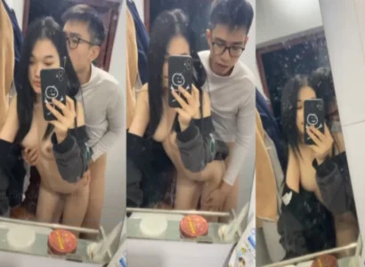 Cặp sinh viên trẻ chịch nhau trước gương