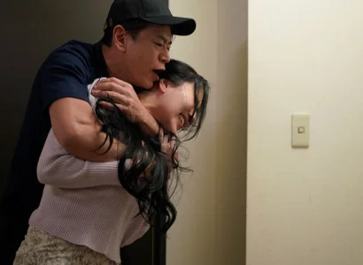 Nữ ca sĩ bị fan cuồng tấn công tình dục vì nhan sắc làm phát điên