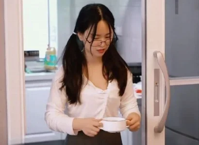 Bé gái bị cha dượng đụ